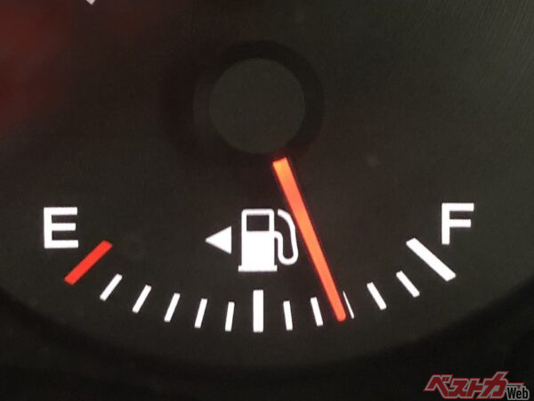 え、発明者いたの!?　給油口は車両の右側？ それとも左側!?　という迷いをなくした矢印の歴史