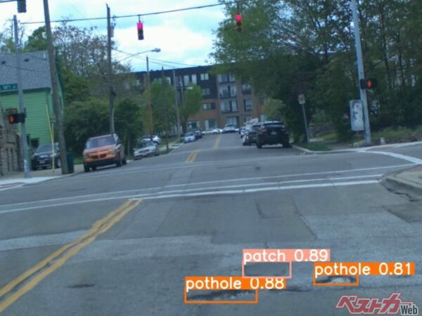 こちらが走行テストで集められたデータの一部。劣化や破損の種類だけでなく大きさや深さなども測定される。