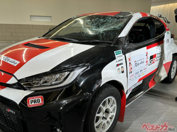 下山テストコースの来客棟に展示されるモリゾウさんが運転し横転したGRヤリス