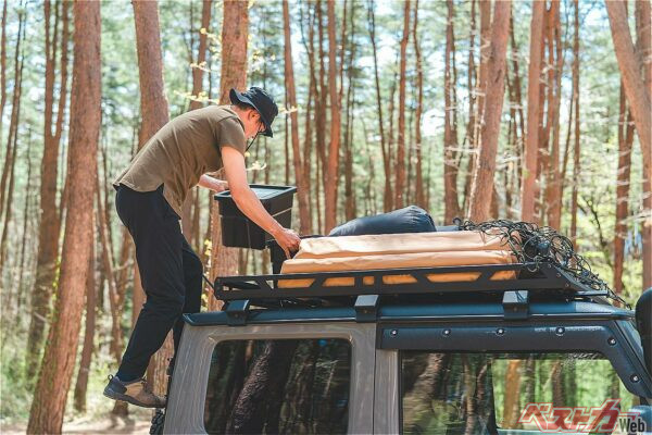 ルーフキャリアなどはフル活用したいが荷物の固定と重心高の変化に注意したい(buritora@Adobestock)