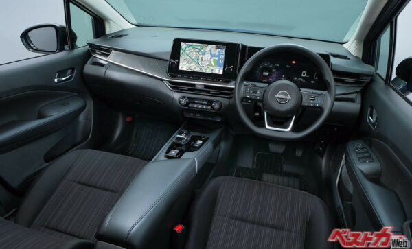 助手席側のパネルには水引をモチーフにしたデザインを採用。最新の日産らしい高級感に溢れている