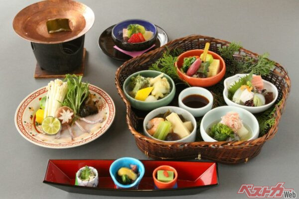 茶六別館 四季膳花の／〒626-0017京都府宮津市島崎2039-4／0772-22-0206／（営業時間）昼席　金土日11:30～14:00（LO 12:00）　※前日11:00までに要予約／夕席　水～日　18:00～21:00（LO 18:30）　※前日18:00までに要予約