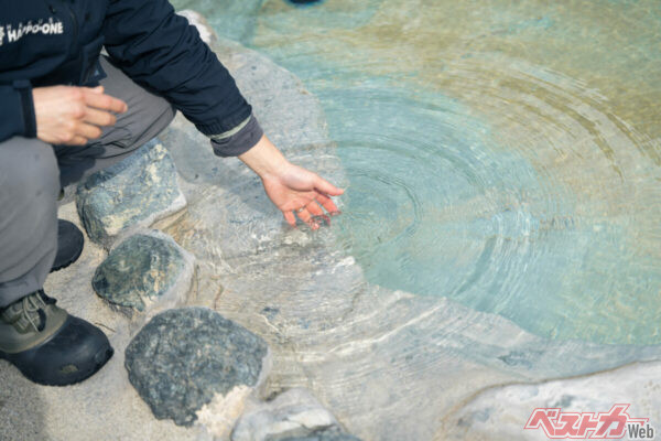 透き通るかのように透明な天然水素を含むお湯。短時間浸しただけで手はスベスベに
