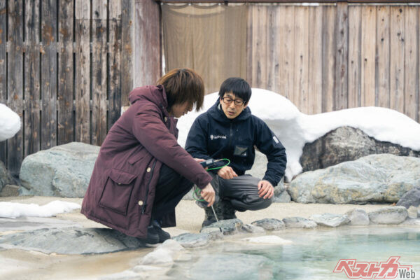 水素探知機を温泉に近づけてみると反応が見られた