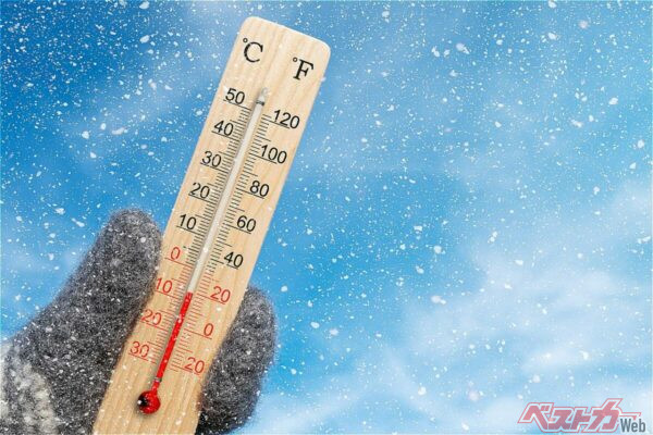 気温7℃は夏タイヤの性能が弱まる温度。これをスタッドレス交換の目安にしよう（Tomas Ragina@Adobestock）