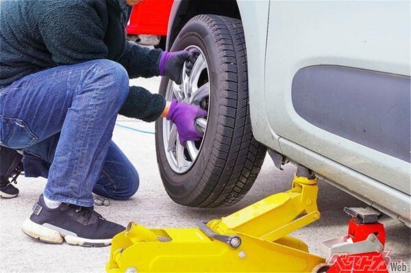 乾燥路でいつまでもスタッドレスを装着しているとノイズや燃費低下が懸念される（琢也 栂@Adobestock）