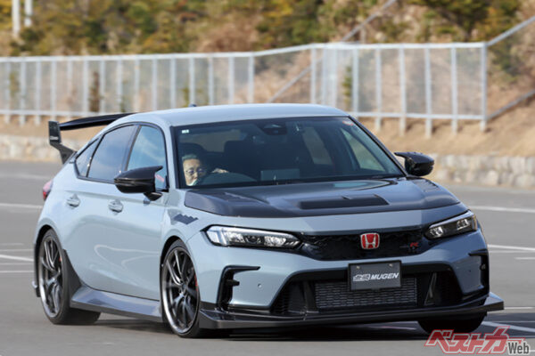 シビックタイプR グループB。カーボンロアスポイラー（165万円）などカーボンパーツを贅沢に使用