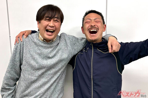 このたび定年を迎えた飯干俊作（左）と梅木智晴（右）。入社当時からずいぶん年齢は重ねたが、「クルマが好き」というのは変わらない60歳児ふたりだ