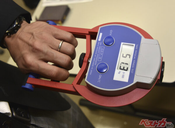 レーシングマシンをねじ伏せるには体力がなければ務まりません