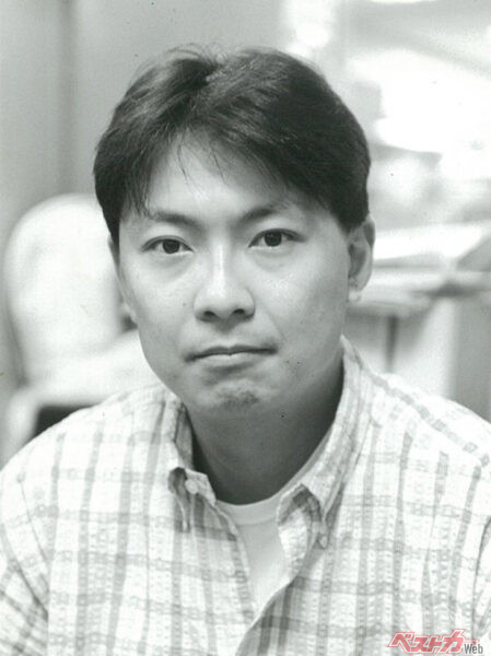 青年時代の梅木。現在よりも頬がややふっくらしているが、目力は変わらず