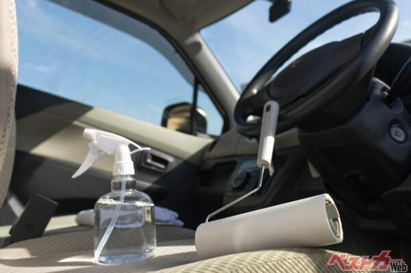 コロコロなども使って車内の花粉が飛び散らないようにしっかりキャッチするのがいいだろう（poko42@Adobe Stock）