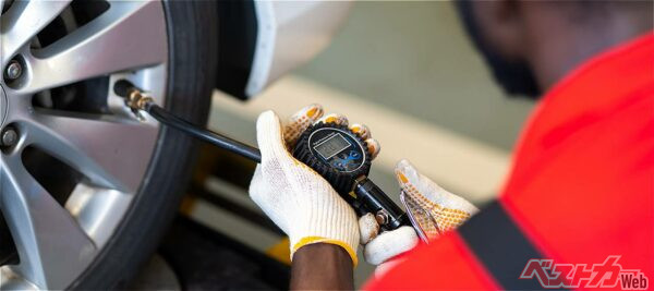 ガソリンスタンドにあるコンプレッサーで月に一度空気圧をチェックすべし(NVB Stocker)