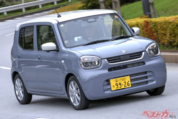 スズキ アルト。予防安全技術も全車標準装備し、最小回転半径4.4mで街乗りも楽々