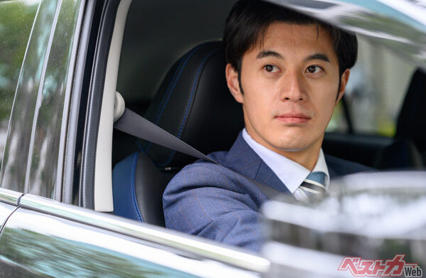 普段はマイナ免許証のみを携帯し、必要な時に免許証との「2枚持ち」にするのが最良の選択か(naka@AdobeStock)