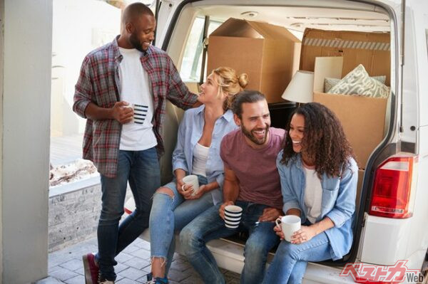 友人同士でやればつらい作業も楽しくなることも。もちろん感謝は忘れてはいけない(Monkey Business@Adobe Stock)