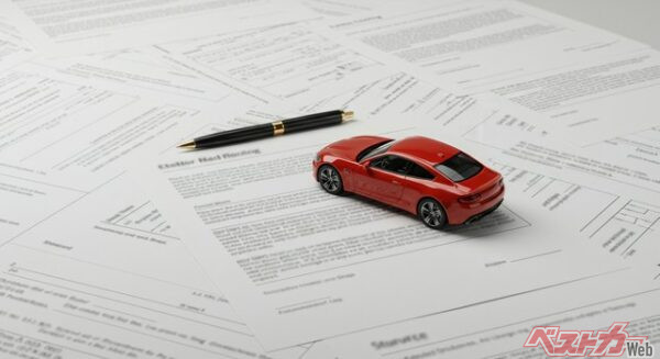 売却や譲渡で必要になるのは名義変更。クルマを手放すのであればなにかしら手続きをしなければならない(mapo@Adobe Stock)