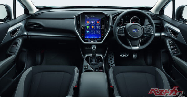 シルバーステッチ入りのシートに、本革巻ステアリングホイール。気分アガる室内！