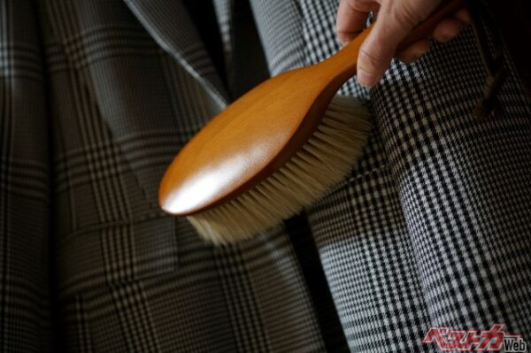 花粉は窓からだけでなく、人間経由で車内へ運ばれる。乗り込む前に衣服をよくはたき、付着した花粉を極力落とすのが第一歩(sakura@Adobestock)