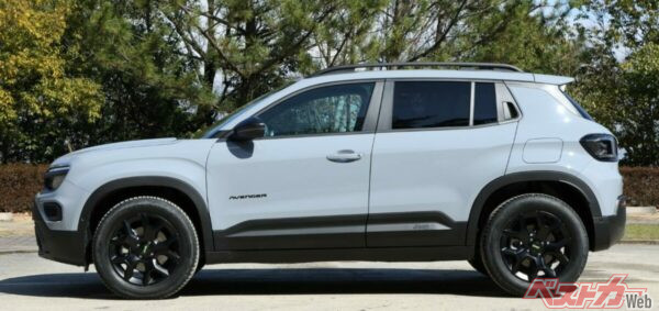 全長4120×全幅1775×全高1600mmとコンパクトながらジープらしさに溢れている