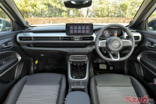 10.25インチのフルカラーマルチビューディスプレイ、センターには10.25インチのタッチパネルモニターを装備。フロントのセンターコンソールにはUSBタイプA、タイプC、リアにはタイプCが備わる