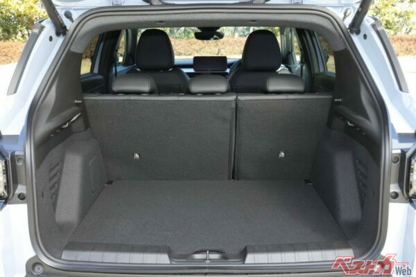 コンパクトサイズながらラゲッジ容量は325Lで標準的なベビーカーもすっきり収納。挟み込み防止機能付きハンズフリーパワーリフトゲートも標準装備