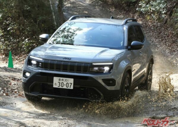 猿投アドベンチャーフィールドを走行するジープアベンジャー4×eハイブリッド