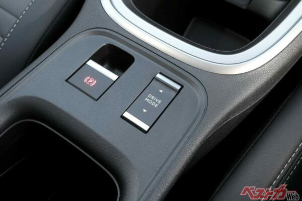 センターコンソール下に配置されたセレクテレインのモード切替えスイッチ。SPORT/AUTO/SNOW/SAND/MUDが選べる