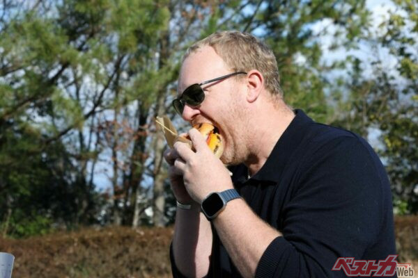 ジープブランドトップのブレッドさん。ハンバーガーをガブッとたいらげた（おまけ写真）
