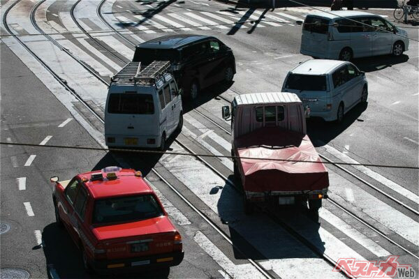 青になった瞬間右折車が突っ込んでくるのが「茨城ダッシュ」。茨城県警も禁止を叫んでいる（Hirayama Toshiya@Adobestock）