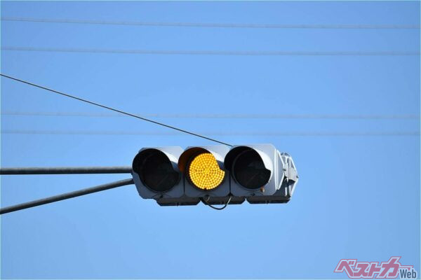 黄色信号を急いで渡っちゃおうと考えるのが名古屋走り（chihuahua55@Adobestock）