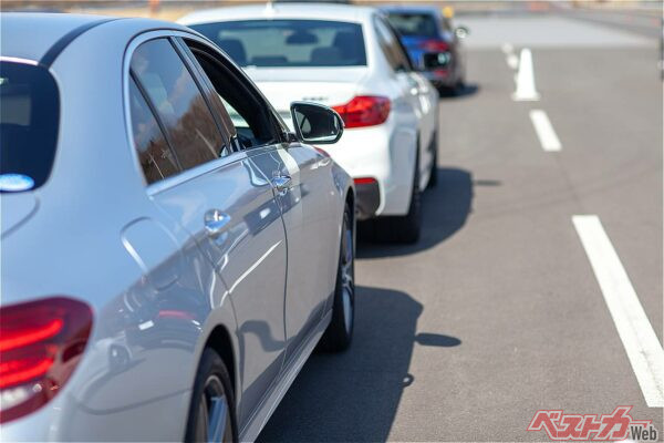 「ウインカーを出すと車間を詰められる」という心理が岡山にはあるという（Imaging L@Adobestock）