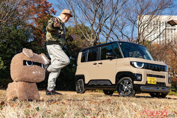 わずか2年あまりでのフルモデルチェンジとなった新型三菱 デリカミニ。冬の芝生に溶け込むカラーリングのデリ丸。といっしょに