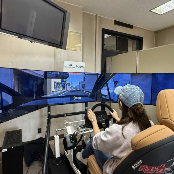 親はドライビングシミュレータで危険な路地や渋滞中のクルマの陰から子どもが飛び出してくるシーンを体験