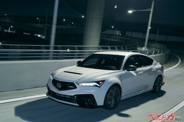 フェンダーの張り出し方も迫力満点