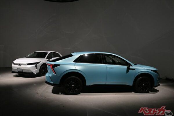 フロントとリアのランプがくの字型で対応している