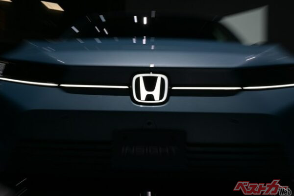 光るホンダエンブレム