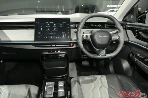 ステアリングも楕円形にすることで「ノイズ」をなるべく軽減