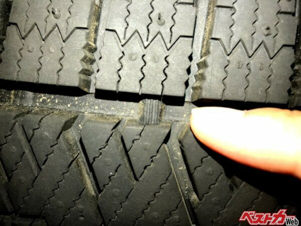 スタッドレスタイヤもしっかり点検したい。プラットフォームと呼ばれる残り溝が50%になった際にトレッド表面に現れるサインが出るまでは冬用タイヤとして使い、50%以下となったらそのまま夏まで使用して使い切って廃棄