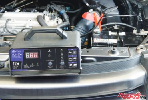 バッテリーを載せたままで充電できるスイッチングタイプの大自工業メルテック全自動パルス充電器「SCP-1200」。適合バッテリーDC12V(開放型・密閉型)鉛バッテリー。適合バッテリー容量:6Ah~140Ah。参考市場価格:約6000円前後~