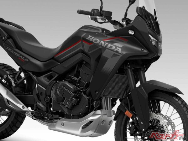 【新車】2026年新型「XL750 トランザルプ Eクラッチ」143万円で4/23発売！ 電スロ×Eクラ初装備+スキッドプレートも装着