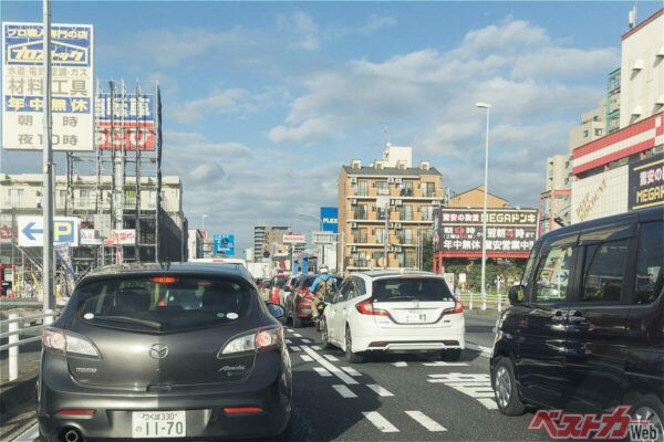 左ハンドルは右斜め前が見えにくい（xiaosan@Adobestock）