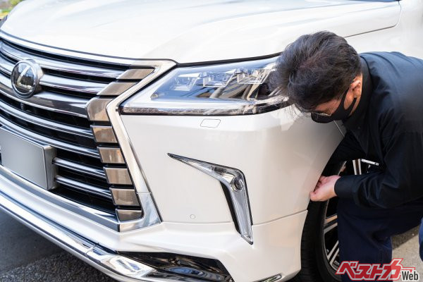 フロントバンパーを外側から外し、手が届きやすいCAN信号につながる端子に特殊機器（モバイルバッテリーに似ている）を接続し、制御システムに侵入するという手口。たった数分でドアが開錠してしまう