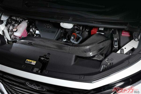 ボンネットを開けた瞬間目に飛び込むカーボンの美しさ！