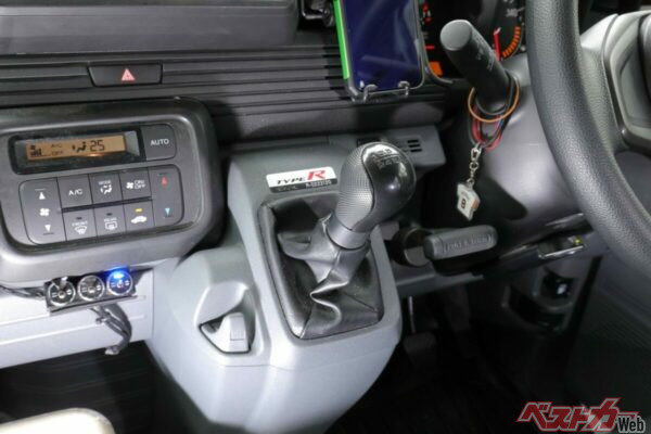 池之平さんはクルマ・マニアだけあってMT車だ