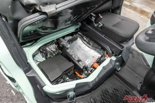 運転席の座面をめくると、ガソリン車ではエンジンがあるところに電力供給ユニットがある