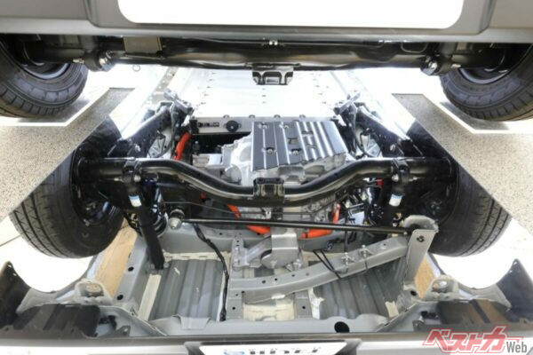 BEV化によるボディ剛性強化と新設計のリア車軸式コイルスプリングを採用することで乗り心地が向上するなど走行性能も大幅にアップデート