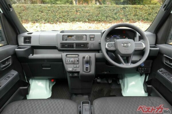 e-ハイゼットカーゴのコクピット（ナビなし）