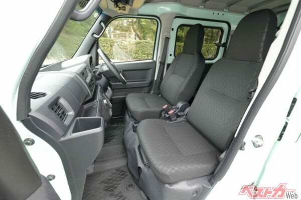シートヒーターを装備するe-ハイゼットカーゴのシート