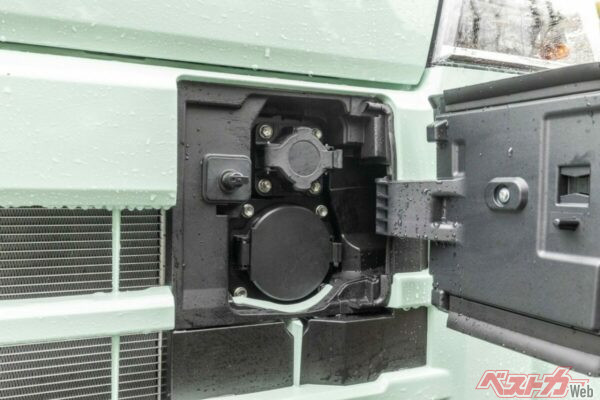 上が普通充電インレット、下が急速充電インレット。急速充電は電欠ランプ点灯から約50分で80％まで充電できる