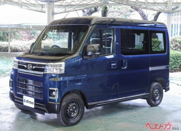 メッキ加飾のヘッドライトや豪華なグリル、フォグランプを装備したe-アトレー